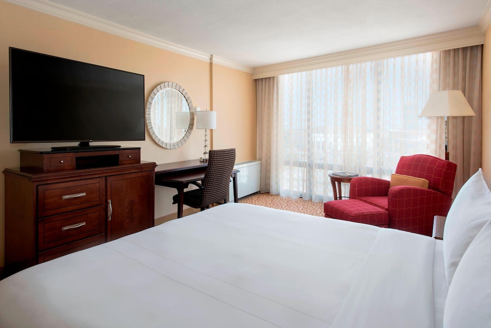 Club Room, Junior Suite, 1 King Bed with Sofa Bed - Photo 3