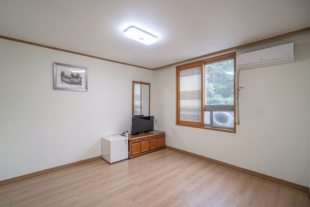 R02) Ondol Room for 3 people (No Kitchenette) photo 3