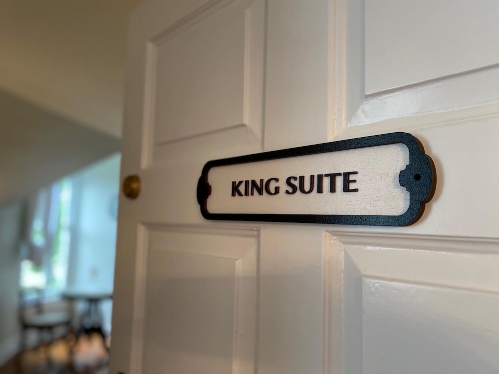 Grand Suite, 1 King Bed, Non Smoking, Ground Floor photo 2