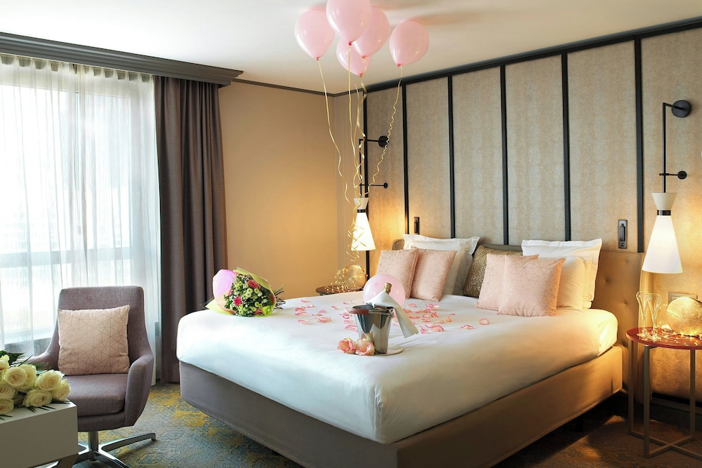 Junior Suite, 1 King Bed with Sofa bed - Photo 7