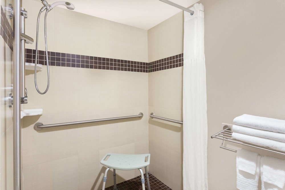 Room, 1 Queen Bed, Accessible, Smoking (Mobility/Hearing Impaired) - Photo 3