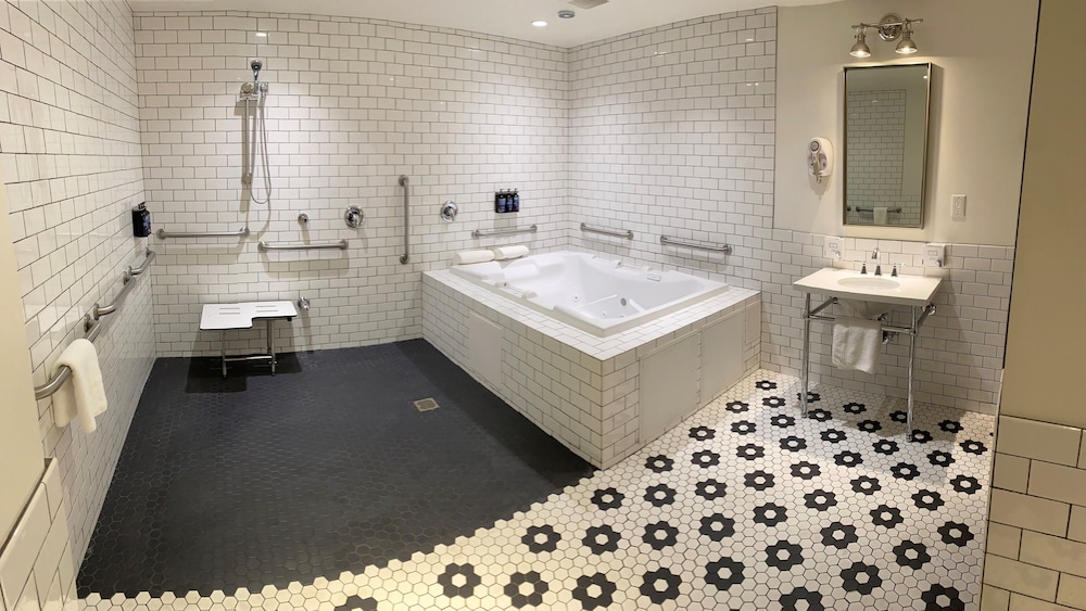 Premium Room, 2 Queen Beds, Roll-in Shower, Jetted Tub