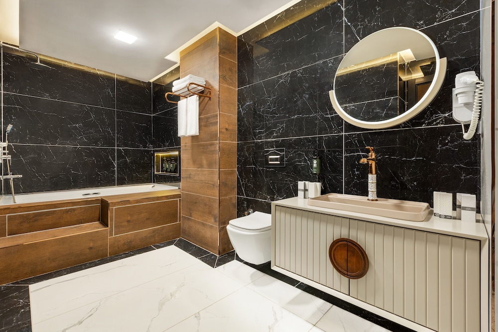 Family Room, Jetted Tub - Photo 6