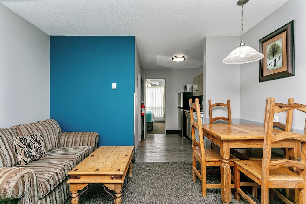 Family Suite, 1 King, 1 Queen, Kitchenette - Photo 8