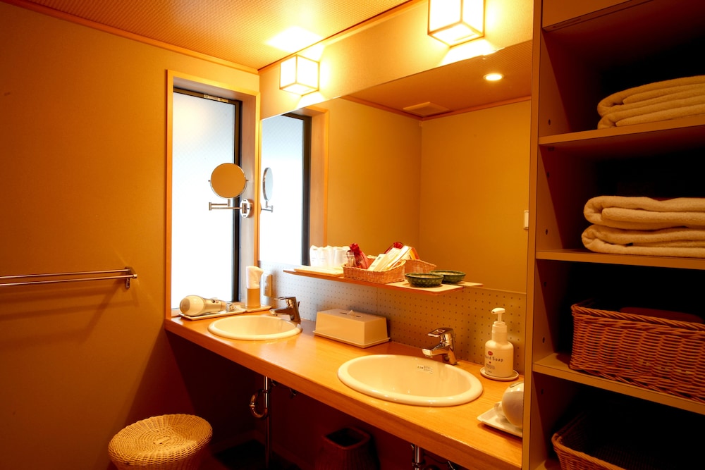 Mountain Side Japanese-Style Room with Natural Hot Springs, Non Smoking photo 3