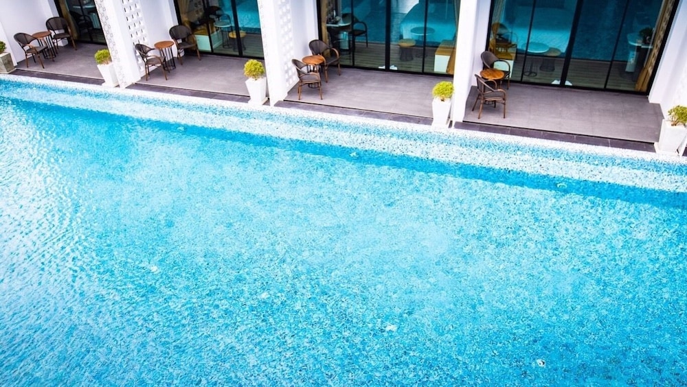 2 bed blue room pool view photo 3