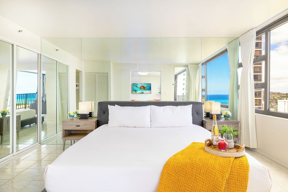 Diamond Head and Ocean views with King Bed and Parking: Romantic Suite, 1 Bedroom, Balcony, Ocean View (0108) photo