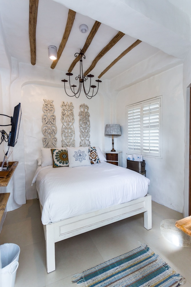 Standard Room, 1 Queen Bed photo 3
