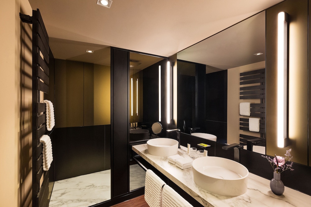 Suite, 1 King Bed, Balcony (View) thumbnail 6