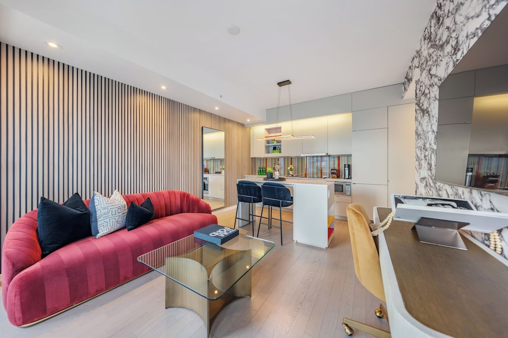 Business Suite, City View
