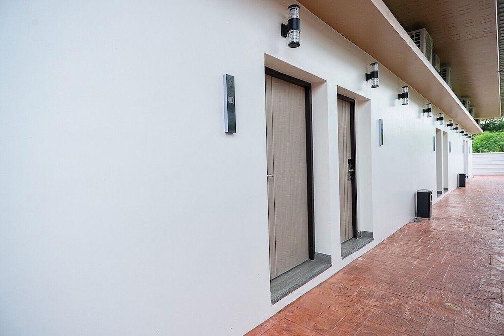 Deluxe Pool Access - Photo 10