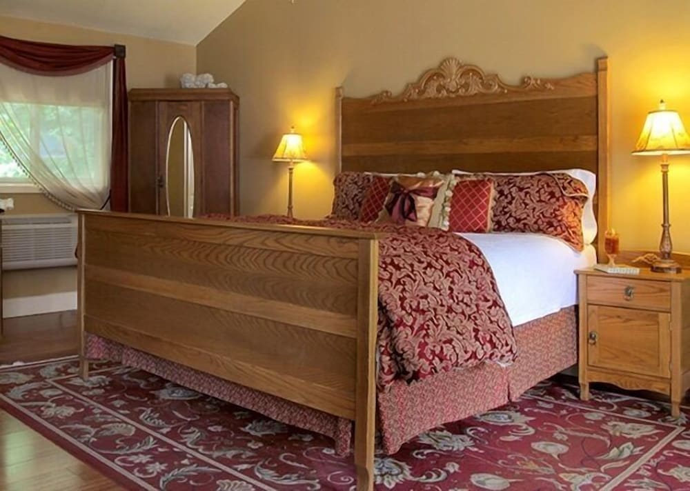 Luxury Suite, 1 King Bed, Private Bathroom (Victorian Suite - 1st Floor) photo 1