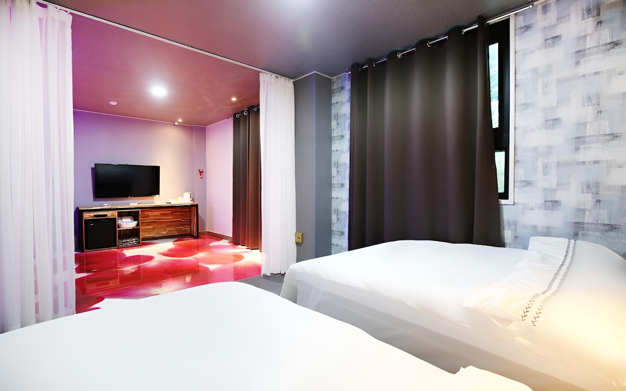 Room (Large room (bed)) - Photo 11