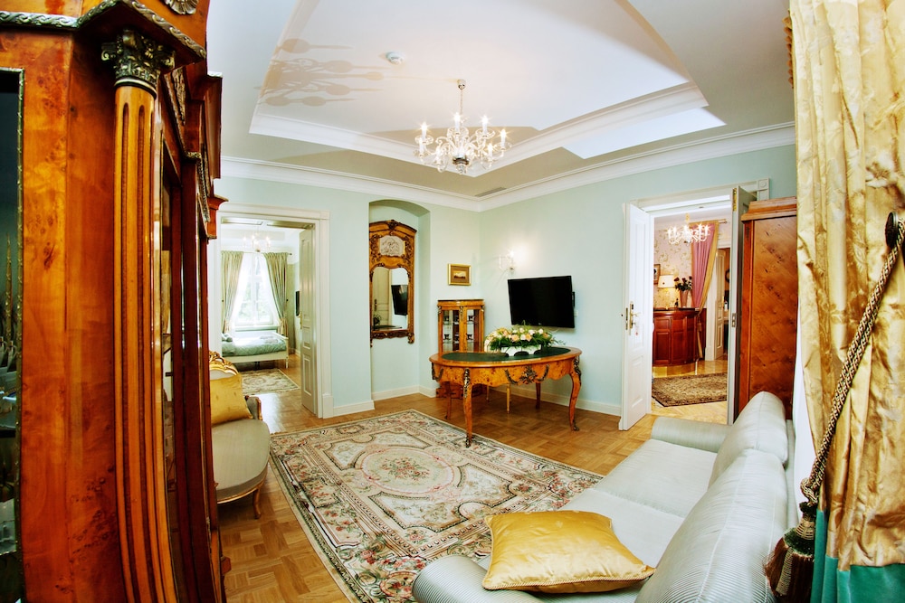 Basic Apartment, 1 King Bed, Non Smoking, Park View photo 3