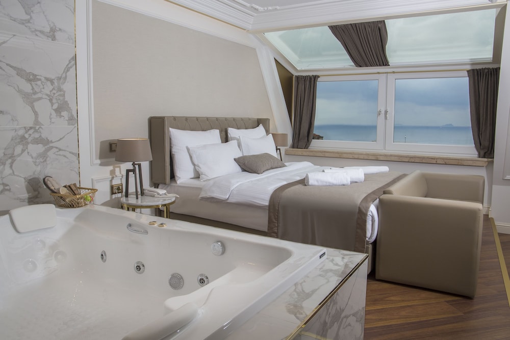 King Suite with Sea View photo 1