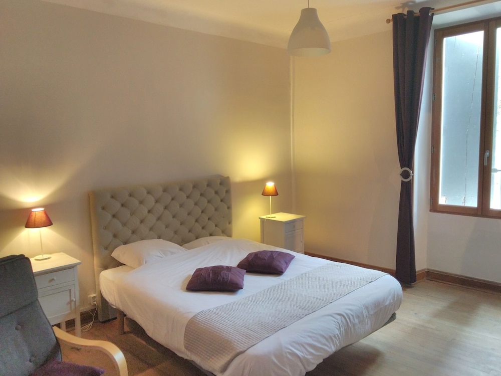Classic Double Room, Ensuite, Courtyard View (Viollet Le Duc)