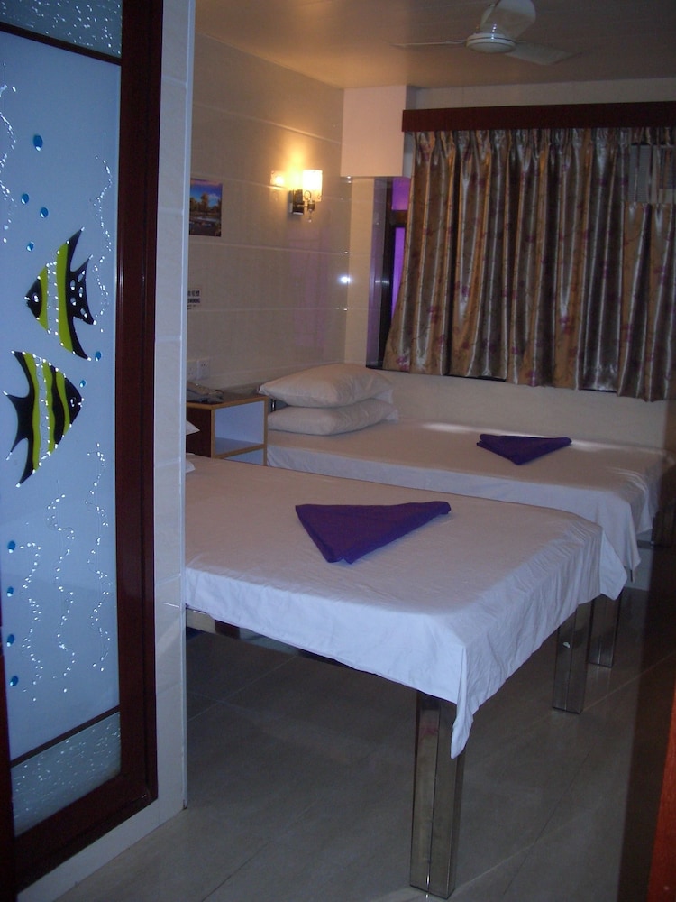 Economy Triple Room photo 2