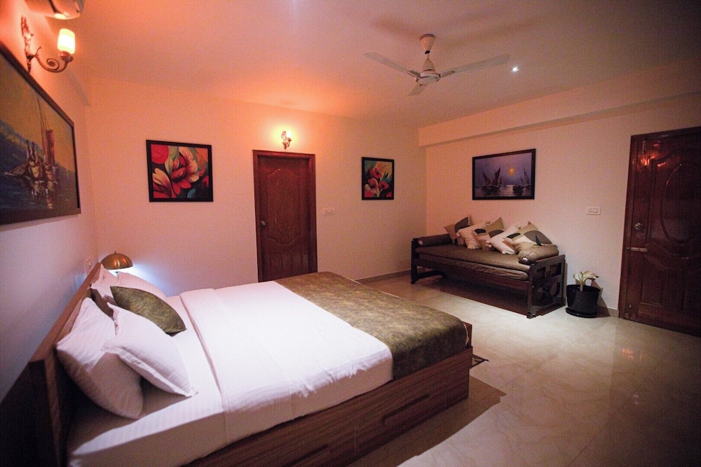Classic Double Room, Balcony, City View photo 2