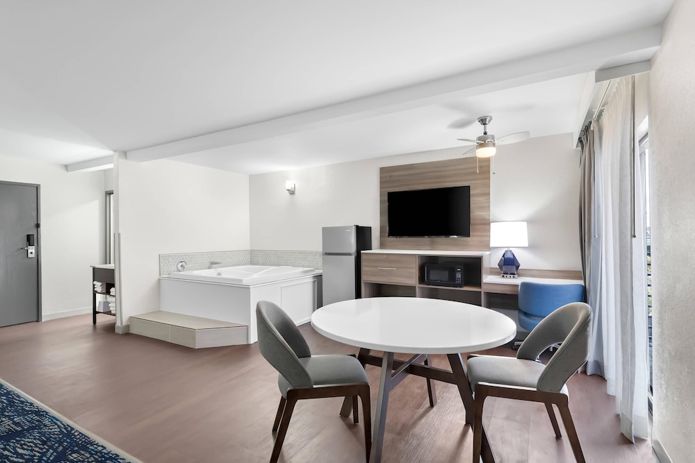 Suite, 1 King Bed, Non Smoking, Hot Tub - Photo 1