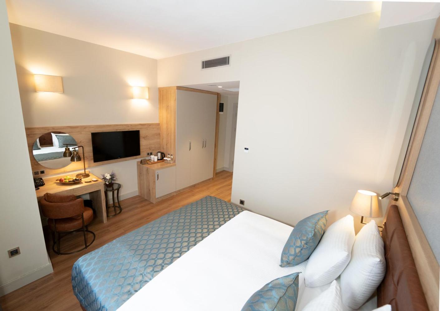 Deluxe Double Room with Balcony photo 2