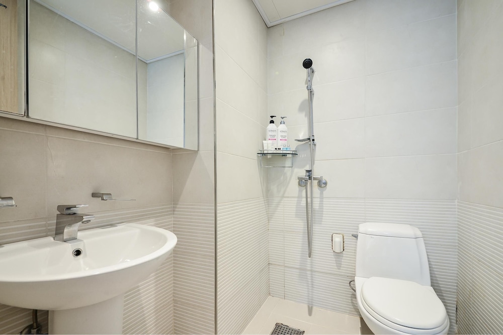 Basic Room, 2 Bedrooms (F1 - 23(Random,pet)) - Photo 5