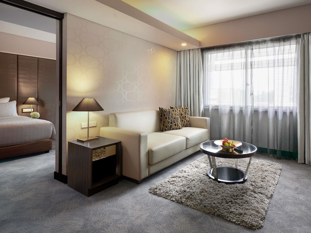 Junior Suite, 1 King Bed, Club Lounge Access