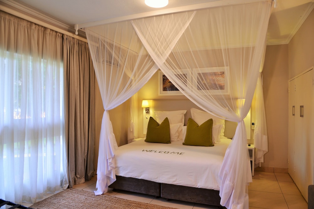 Suite, 1 King Bed, Garden View photo 3
