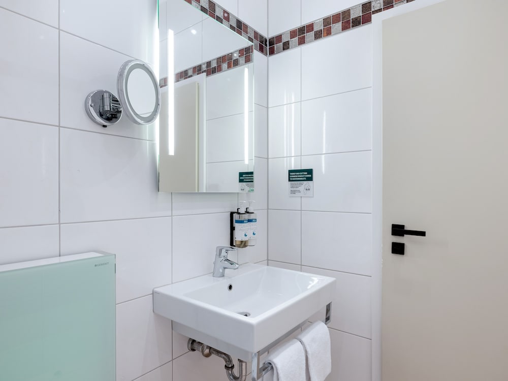 Medium Studio with Kitchenette - Photo 15
