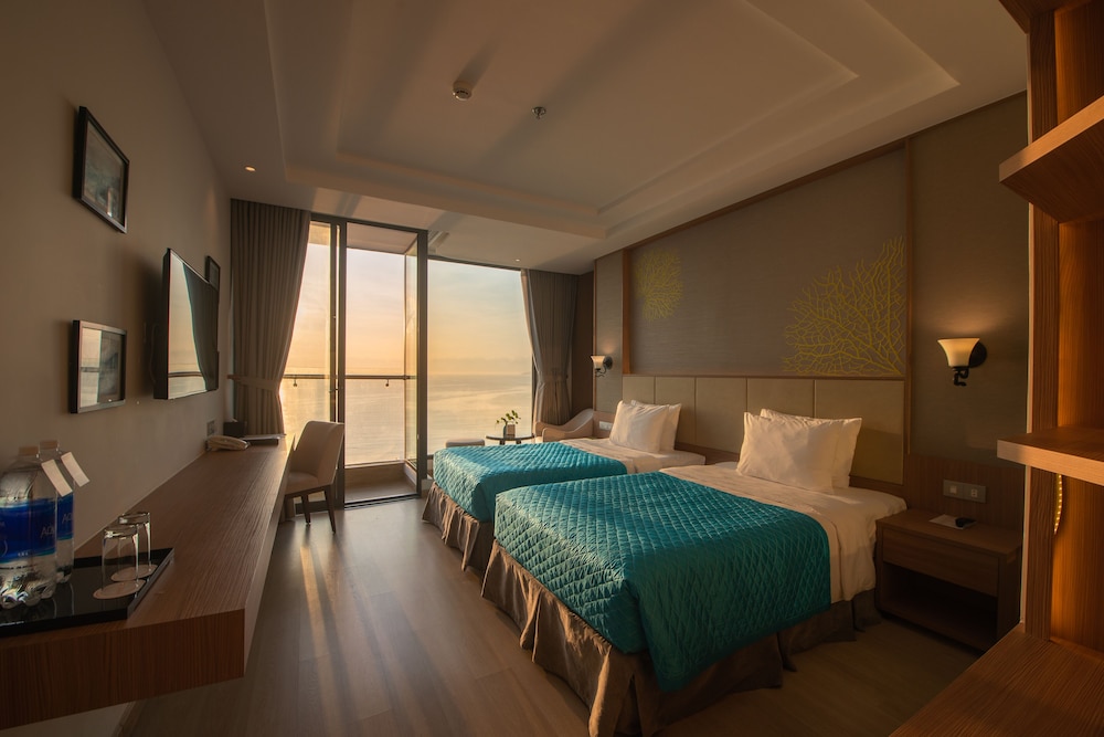 Deluxe Twin Room with Sea View and Balcony photo 3