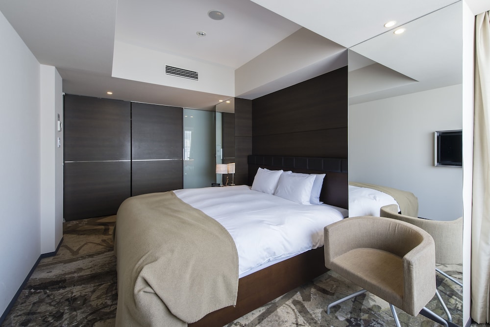 Premier Double Room, 1 King Bed, Smoking photo 3