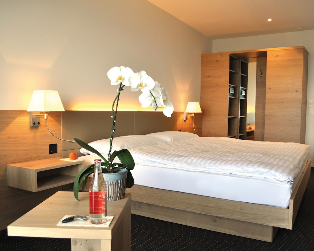 Deluxe Room, 1 Double Bed, Balcony, Lake View - Photo 3