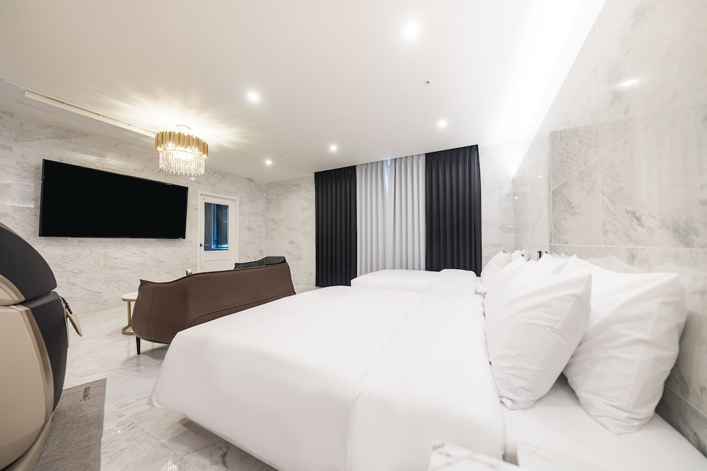 Premium Suite - Photo 4