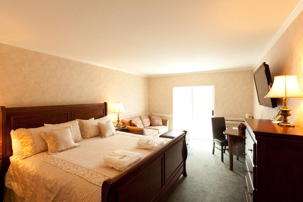 Deluxe Room, 1 King Bed with Sofa bed, Mountain View - Photo 3