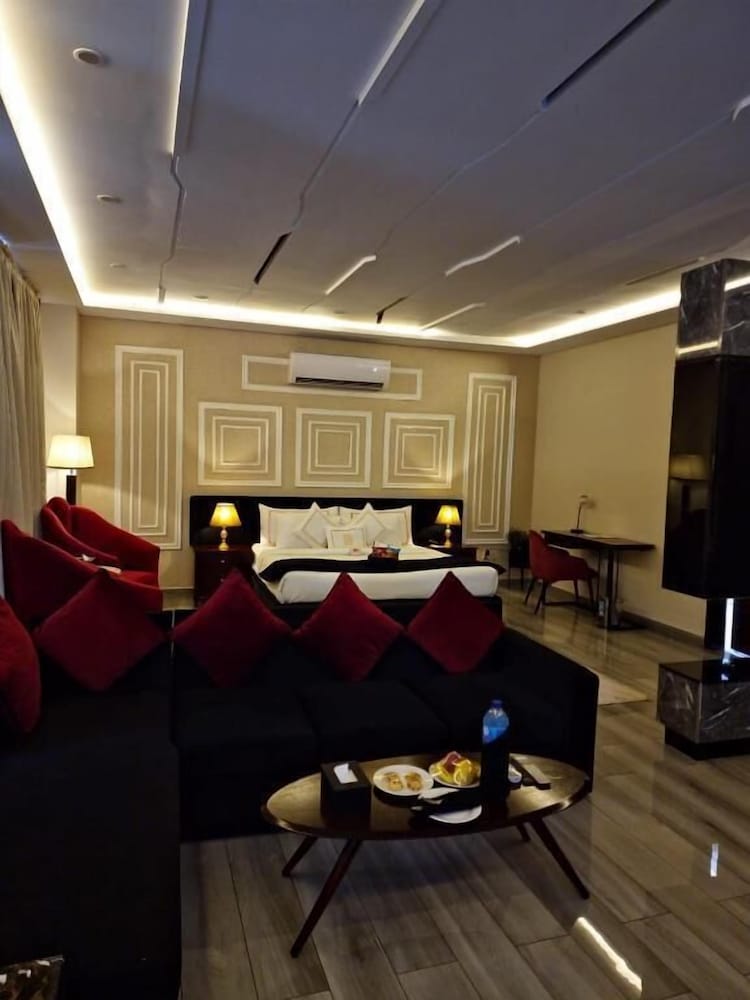 Superior Studio Suite, City View