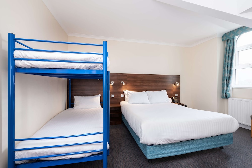 Family Room, Multiple Beds, Non Smoking (Converts to 2 Twin Beds) photo 3