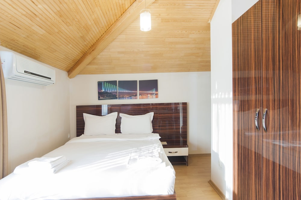Deluxe Suite with Balcony photo 1