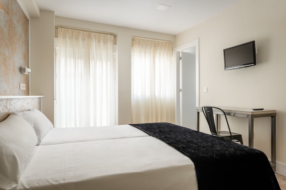 Double Room - Photo 11