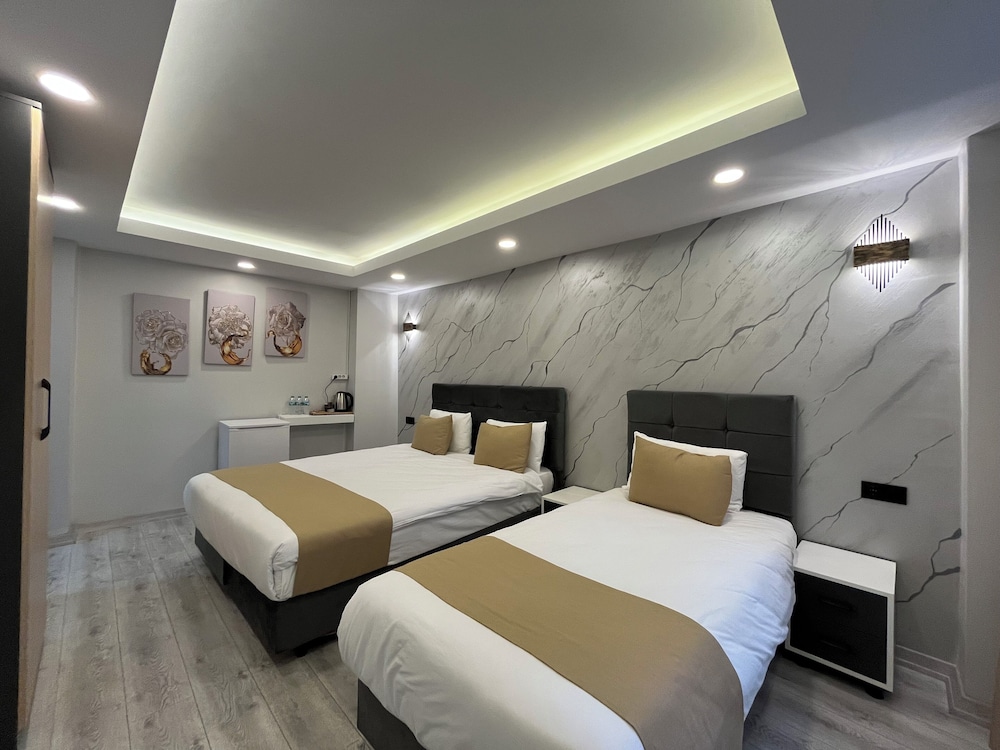 Economy Triple Room photo 2