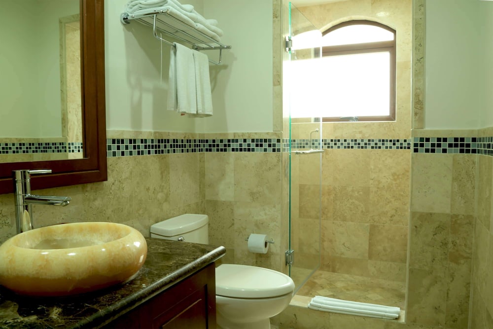 Suite, 3 Bedrooms - Photo 15