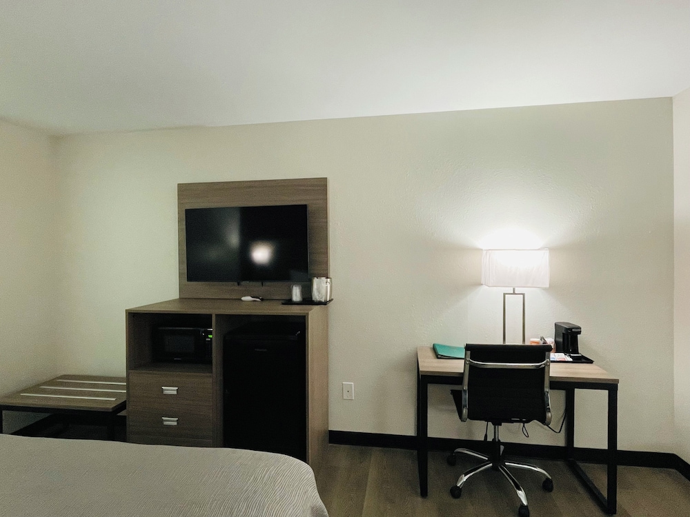 Standard Room, 1 King Bed, Non Smoking - Photo 6