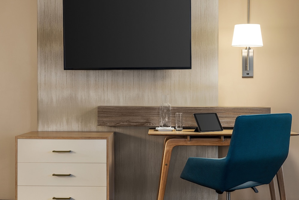 Suite, 1 Bedroom - Photo 1