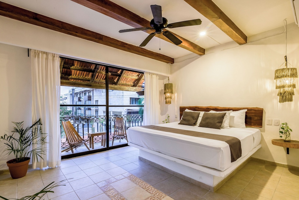 Deluxe King Room with Balcony and City Views - Photo 7