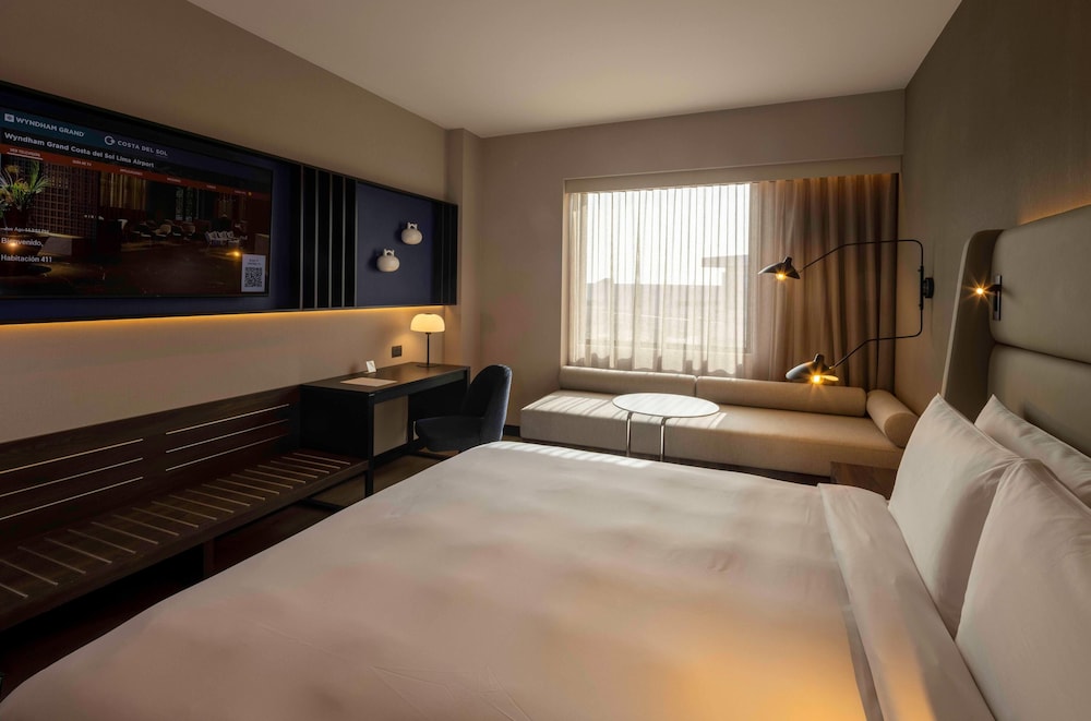 Superior Room, 1 Queen Bed, Non Smoking thumbnail 5