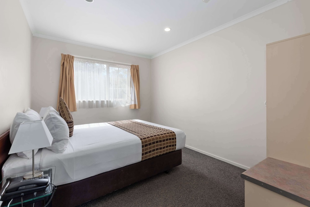 Deluxe Suite, 1 Queen Bed, Non Smoking, Kitchen thumbnail 5