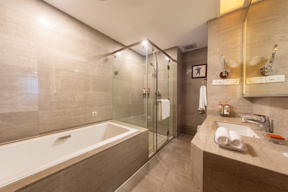 Premium Room, 1 King Bed, Club Lounge Access - Photo 7