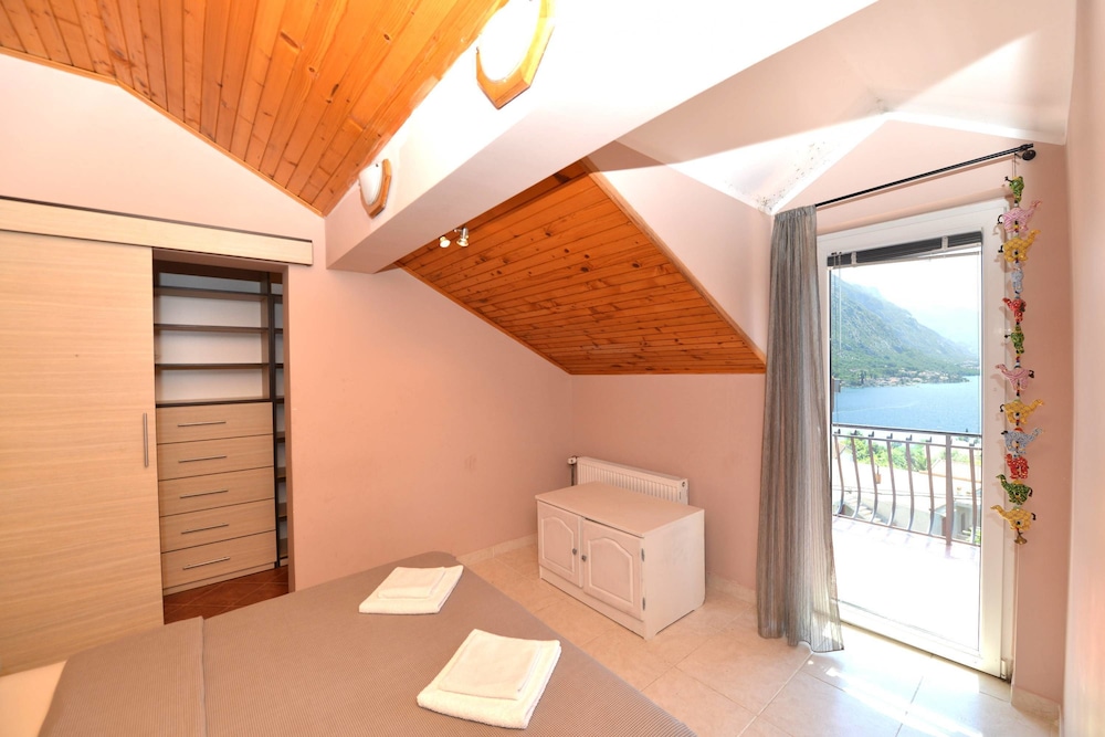Comfort Apartment, 2 Bedrooms, Sea View photo 2
