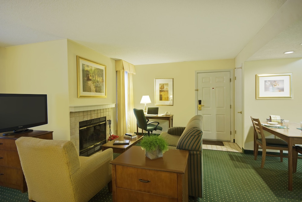 Traditional Studio Suite, 2 Queen Beds photo 3