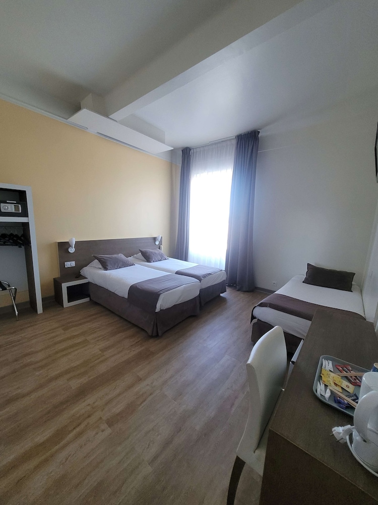 Standard Room, 3 Twin Beds - Photo 8
