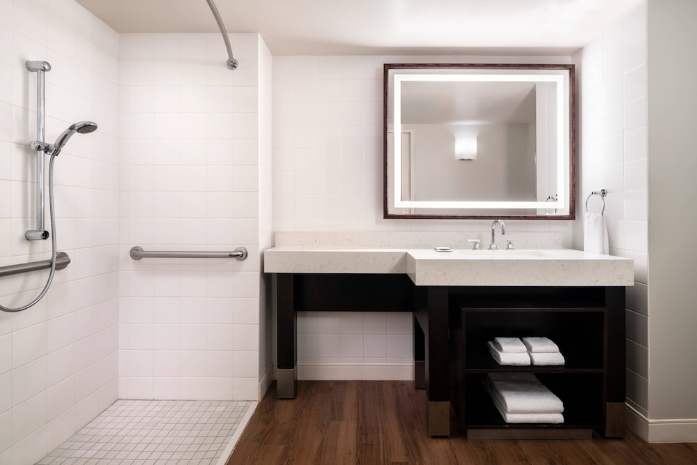 Room, 1 King Bed, Bathtub Grab Bars, Balcony (mobility/hearing Accessible, Balcony)