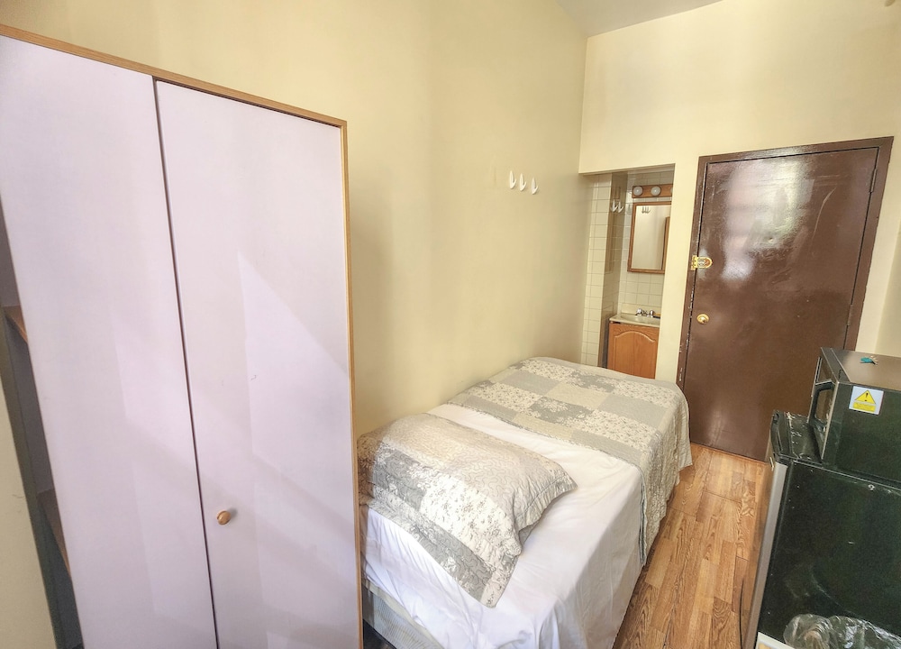 Comfort Single Room, Refrigerator & Microwave photo 3